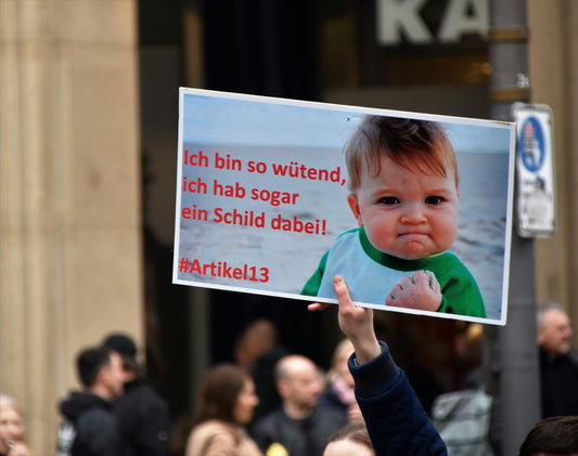 Ich bin so wütend, ich hab sogar ein Schild dabei!