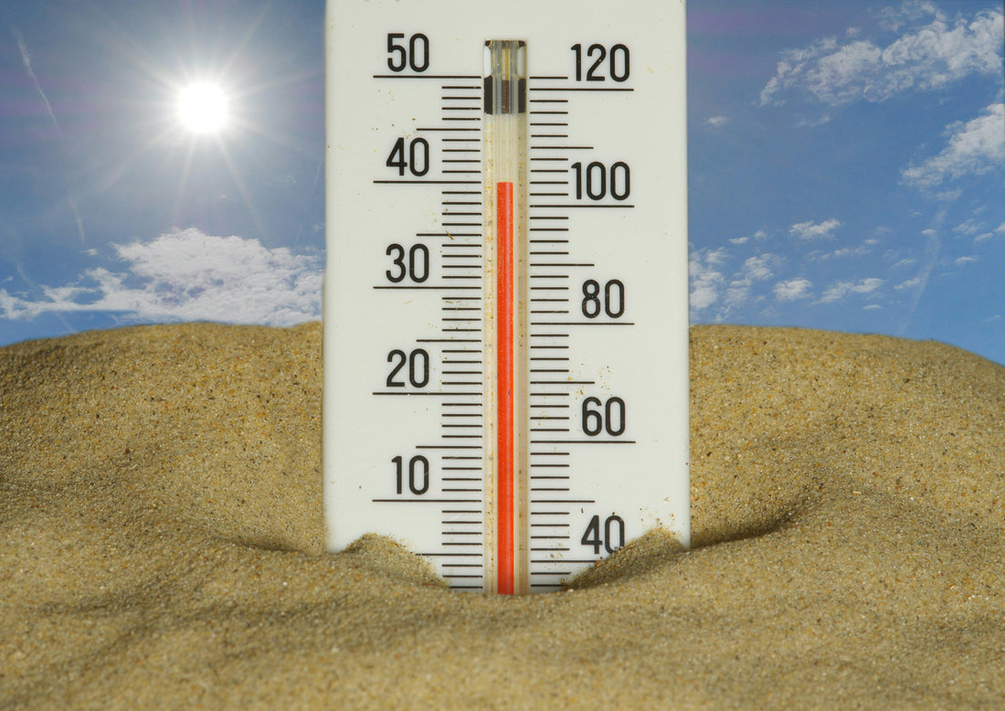 Ein Thermometer im Sand bei 40 Grad