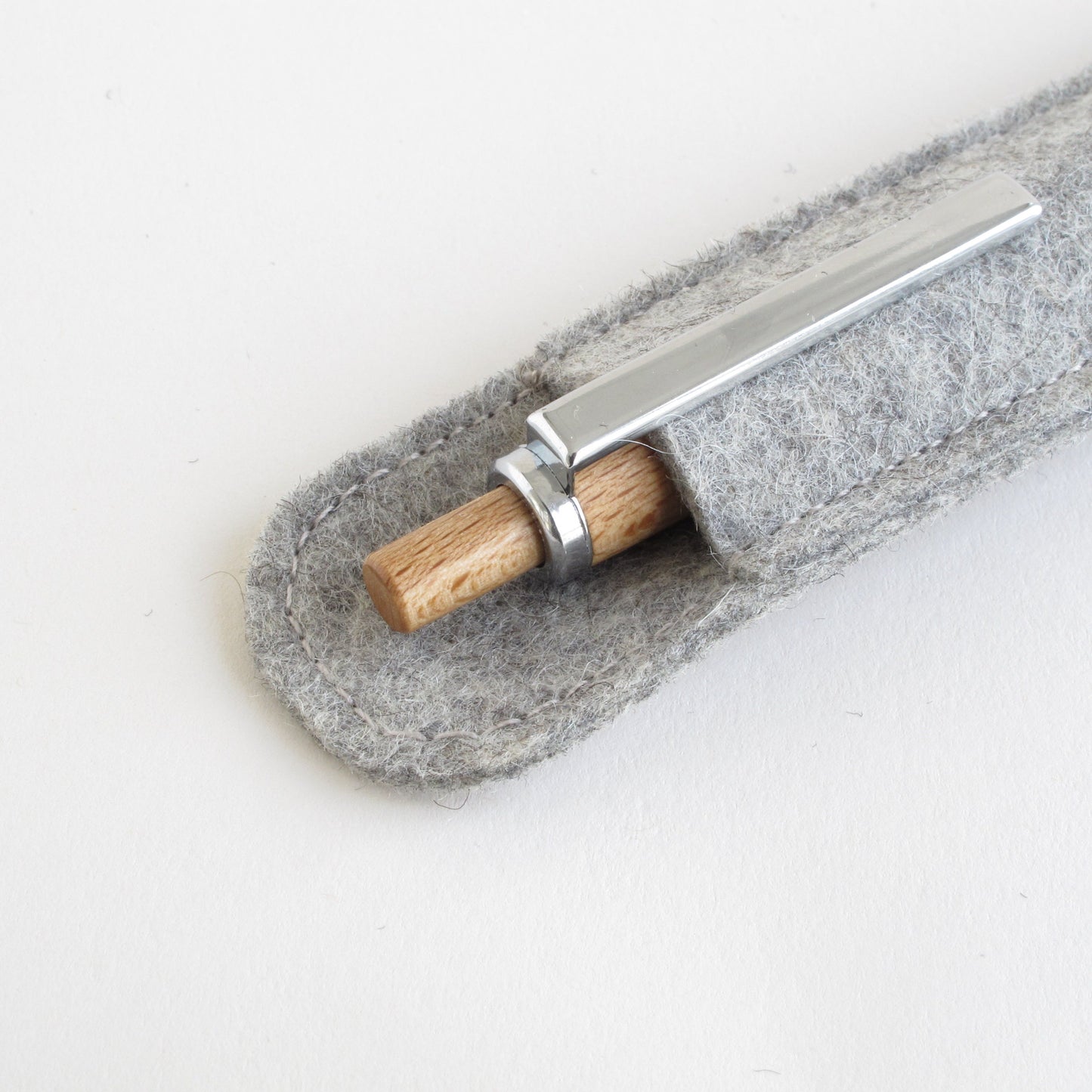 Nachhaltiges Filz Stiftetui aus 100% Wolle | Hellgrau | inkl. Kugelschreiber aus Holz