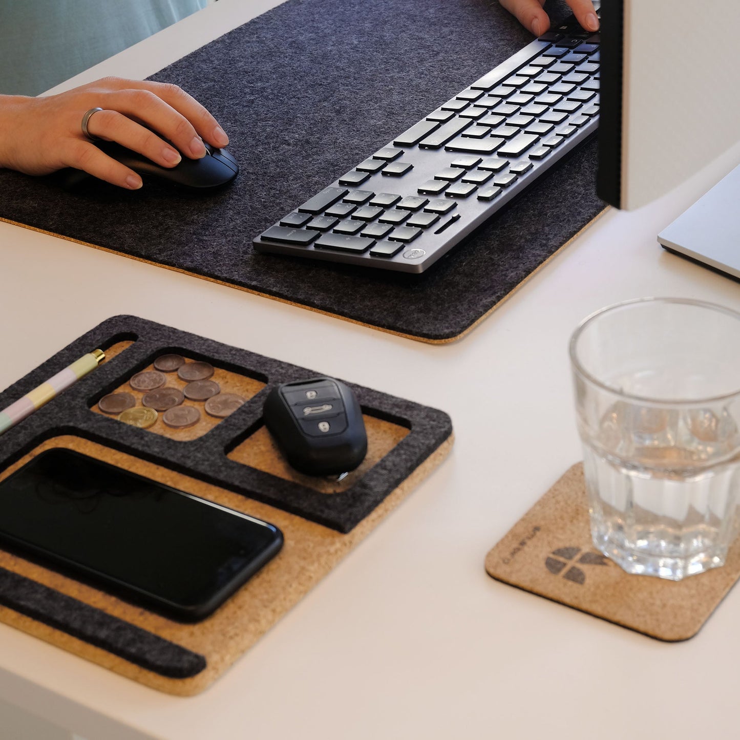 Organizer für Handy, Notizblock, Stift, Schlüssel & Co. | aus Filz und Kork | hellgrau